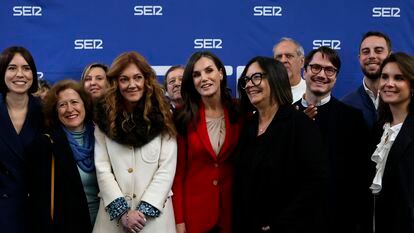 La reina Letizia, con la vicepresidenta del consejo de administración del Grupo Prisa Pilar Gil (a su derecha) y la periodista Àngels Barceló (a su izquierda), este martes en Lleida.