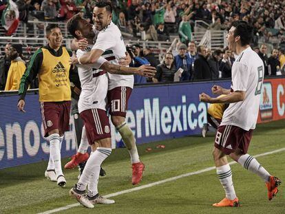 Los jugadores de México celebran un gol.