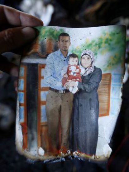 Una foto de la víctima junto a su esposo y a su hijo, también fallecidos.