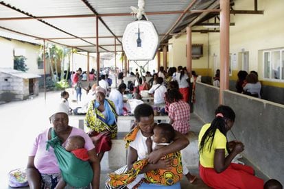 Madres e hijos esperan el turno de visita en el área de Infancia en Riesgo del centro de salud de Ndlavela. El 45% de las muertes de menores de cinco años en Mozambique está vinculada a la malnutrición, según Unicef, y la prevalencia del VIH es del 12,3%, según Onusida.