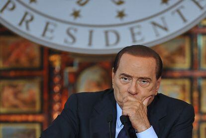 El primer ministro italiano, Silvio Berlusconi, ayer durante una conferencia de prensa en Roma.