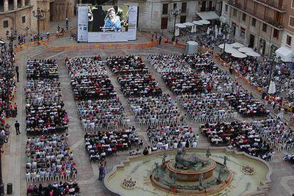 Miles de personas disfrutaron en la plaza de la Virgen de Valencia con la ópera Carmen de Bizet