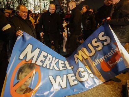 Cartel del partido AfD que reclama la dimisi&oacute;n de Merkel frente a la Canciller&iacute;a en Berl&iacute;n