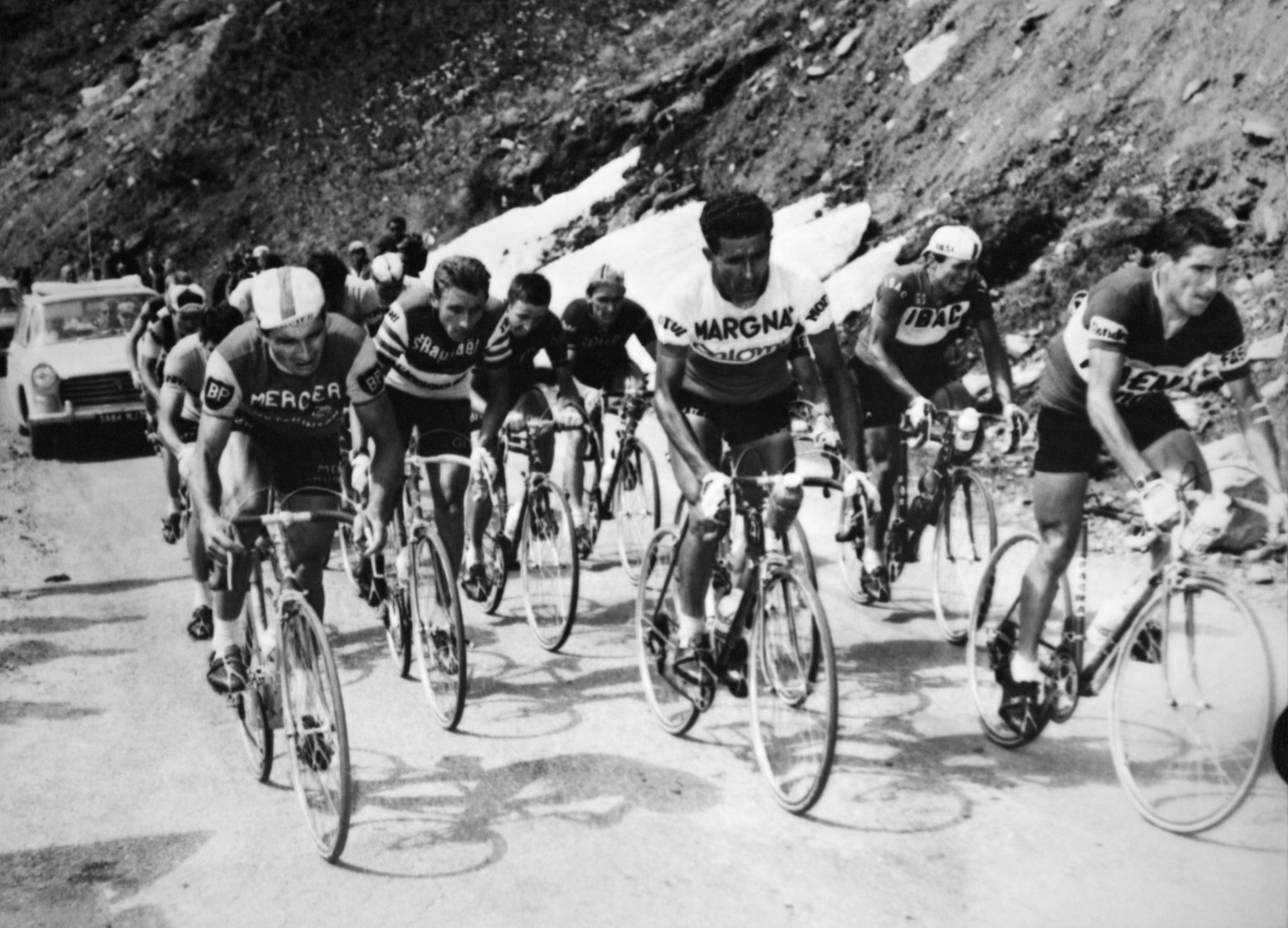 El ciclista Federico Bahamontes durante el ascenso al Col de l'Iseran en el Tour de Francia del año 1963. 