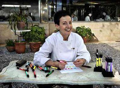 Carme Ruscalleda dibuja sus creaciones culinarias en el jardín de su restaurante.