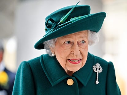 La reina Isabel II, a su llegada a la apertura del Parlamento escocés en Edimburgo.