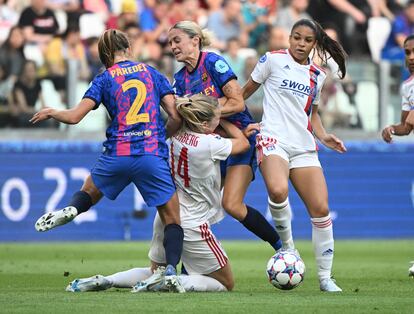 Las jugadoras del Barcelona, Mapi Leon e Irene Paredes,chocan contra la futbolista del Lyon Ada Hegerberg, en un lance de la final de la Champions League femenina que se ha disputado este sábado en Turín (Italia). Las azulgranas no han podido frenar el juego muy superior de sus rivales francesas. Con la consecución de este título, el Lyon suma ocho títulos europeos, récord absoluto. 12.000 aficionados del club catalán se han desplazado a Turín, por los 2.000 franceses.