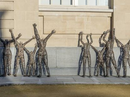 La escultura 'Centre fermé, rêve ouvert', del congoleño Freddy Tsimba, en el exterior del MRAC, en Bruselas.