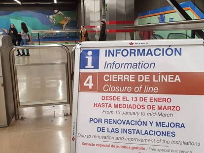 Paneles informativos en la estación de la línea 7 de Francos Rodriguez.