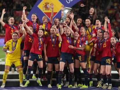 Las jugadoras de España levantan el trofeo de campeonas.