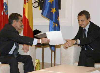 Revilla y Zapatero, durante la reunión en La Moncloa sobre financiación
