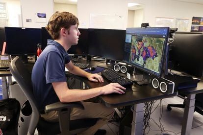 Un meteorólogo del Servicio Climático Nacional de EE UU monitorea el clima en Phoenix (Arizona), el 12 de julio.