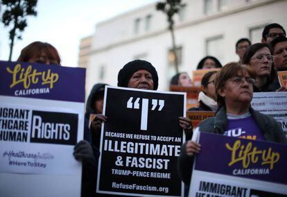 Manifestación espontánea en el ayuntamiento de Los Ángeles contra Trump, el miércoles.