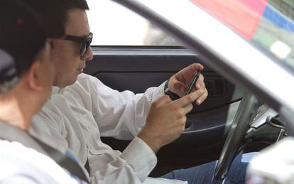 El uso del móvil al conducir es una práctica común en el DF.