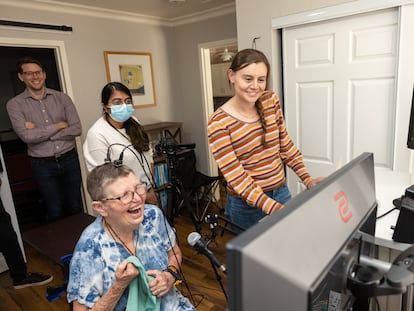 Pat Bennet, una de las pacientes, junto a los investigadores de Stanford durante una sesión de prueba de la tecnología que le devolvió el habla