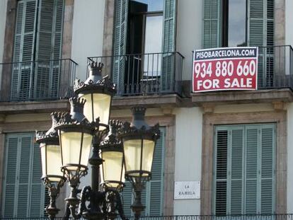 Cartel de piso en venta, escrito en ingles, en un edificio de viviendas en la Rambla, Barcelona.