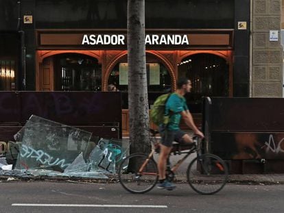 Desperfectos en una calle del centro de Barcelona, tras los disturbios. En vídeo, declaraciones del presidente de la Confederación Española de Organizaciones Empresariales, Antonio Garamendi.