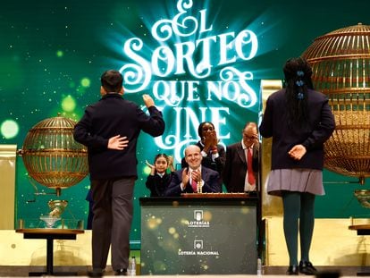 Dos de los estudiantes del colegio San Ildefonso cantaban el gordo del sorteo de Navidad el pasado 22 de diciembre.