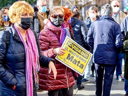Varias personas participan en una concentración frente a la Delegación del Gobierno en Cantabria, el pasado 18 de diciembre, en Santander.