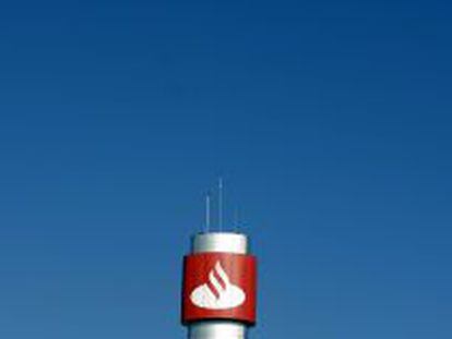 Logo del Banco Santander en un rascacielos de Madrid.