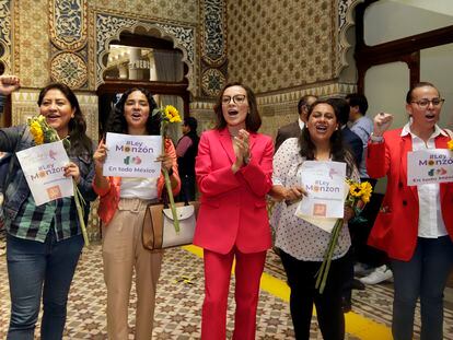 La diputada Mónica Silva y un grupo de activistas celebran la aprobación de la Ley Monzón, en el Congreso de Puebla, este jueves.