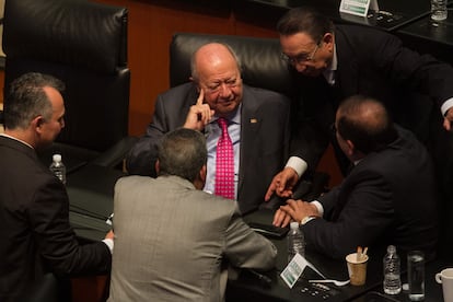 Carlos Romero Deschamps en la sesión en la Cámara de Senadores.