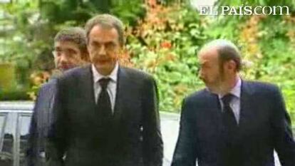 El presidente del Gobierno, José Luis Rodríguez Zapatero, y el líder de la oposición, Mariano Rajoy, han llegado juntos a la capilla ardiente instalada en la Subdelegación del Gobierno de Vizcaya, en Bilbao, con los restos mortales del inspector jefe del Cuerpo Nacional de Policía asesinado esta mañana en la localidad vizcaína de Arrigorriaga, Eduardo Puelles, para mostrar su apoyo a los familiares. ambos han viajado juntos en el mismo avión, como ya hicieron tras el atentado de Ignacio Uría.