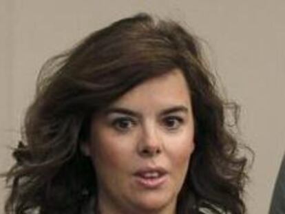 La vicepresidenta del Gobierno, Soraya Saénz de Santamaría, acompañada por la Ministra de Empleo, Fátima Báñez, antes de la rueda de prensa tras el Consejo de Ministros del 26 de octubre de 2012.