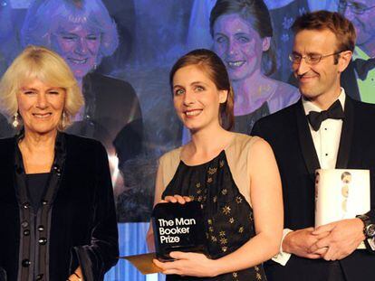 Eleanor Catton recogiendo su premio Man Booker.