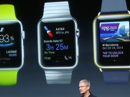 Foto de archivo de Tim Cook, consejero delegado de Apple, desvelando el diseño del Apple Watch en octubre de 2014