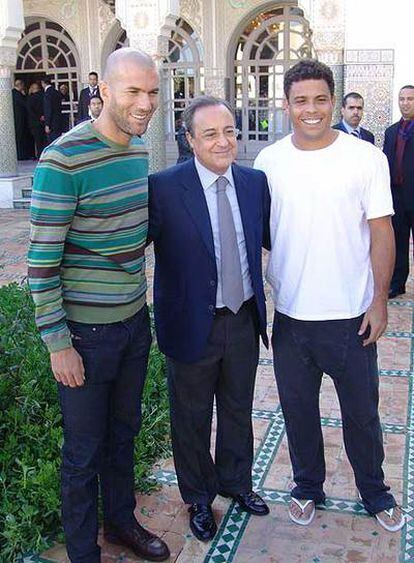 Florentino Pérez, en Fez, entre Zidane y Ronaldo.