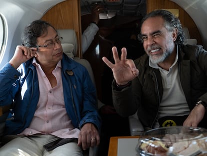 El candidato presidencial de Colombia, Gustavo Petro y su jefe de campaña Armando Benedetti, durante una visita de campaña a Ciénaga de Oro (Colombia), el 23 de abril de 2022.