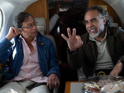 El candidato presidencial de Colombia, Gustavo Petro y su jefe de campaña Armando Benedetti, durante una visita de campaña a Ciénaga de Oro (Colombia), el 23 de abril de 2022.