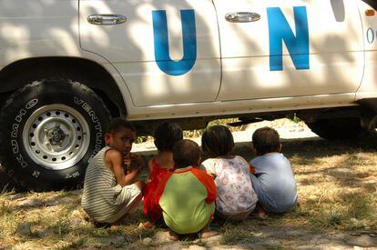 2008, Timor Occidental, Indonesia. Nuestra llegada a pequeñas y remotas poblaciones siempre ocasiona cierto revuelo, sobre todo entre los niños. En la imagen, unos críos juegan con una compañera indonesia poco antes de marcharnos.