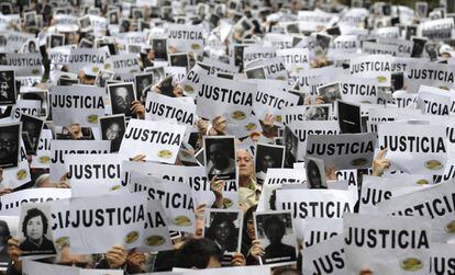 Una manifestación pide justicia en el 'caso AMIA', en Buenos Aires en 2013.