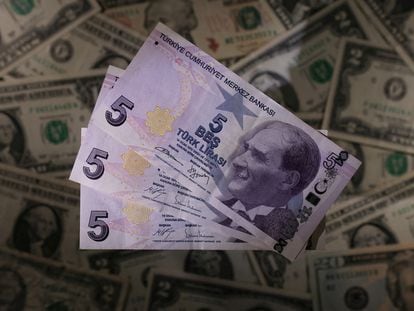Billetes de cinco liras turcas.