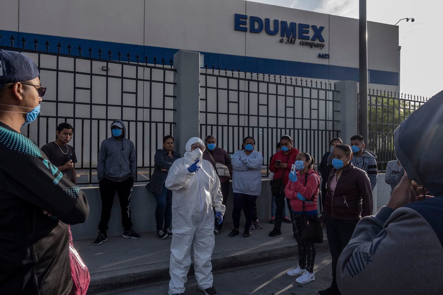 La abogada Susana Prieto asesora a las trabajadoras de una maquiladora.