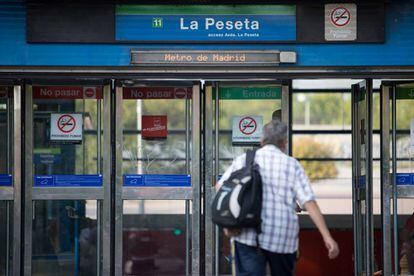 Un hombre entra a la estación de La Peseta, en la línea 11 del metro de Madrid.