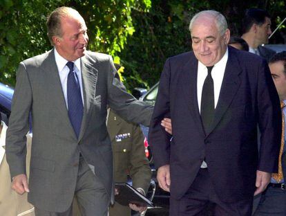 El rey Juan Carlos junto al presidente de la Fundación Ramón Areces, Isidoro Álvarez (d) a su llegada al acto de presentación del "Informe Cotec 2001", el 11 de junio de 2001.