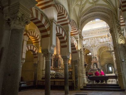 Sacerdotes en el interior de la Mezquita-Catedral de Córdoba. 