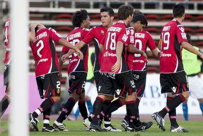Los jugadores del Mallorca festejan el segundo gol de Cavenaghi.