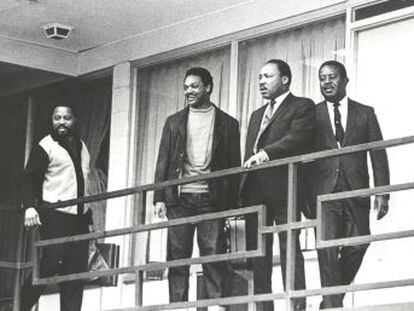 Se cumplen este miércoles 50 años del asesinato del líder negro en un hotel de Memphis. El reverendo se disponía a cenar con un grupo de amigos cuando al asomarse al balcón, a las 18.01, el disparo de un rifle Remington-Peters le atravesó el cuello