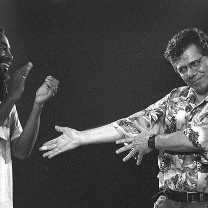 Bobby McFerrin (a la izquierda) aplaude a Chick Corea, en el Festival de Jazz de Vitoria, en 1999.