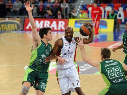 Lamar entra a canasta ante Carlos Suárez.