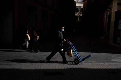 Un trabajador con una carretilla el 28 de enero en el centro de Sevilla.