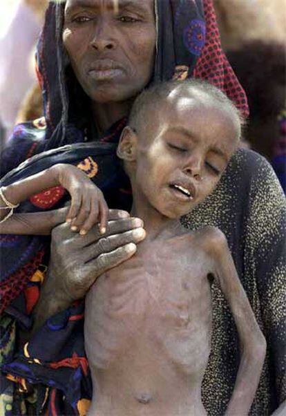 Una mujer y su hijo, víctimas del hambre causada por la sequía en Danan, en el sur de Etiopía.