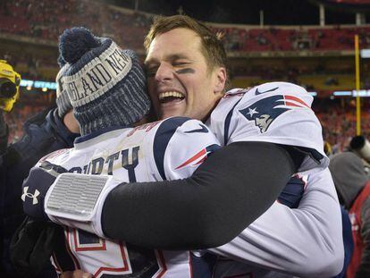 Brady celebra con McCourty la victoria.