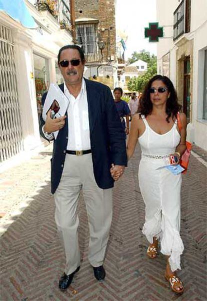 Julián Muñoz, acompañado de Isabel Pantoja, por las calles de Marbella.