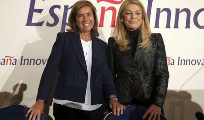 La ministra de Sanidad, Ana Mato (i), con la presidenta de Farmaindustria, Elvira Sanz.