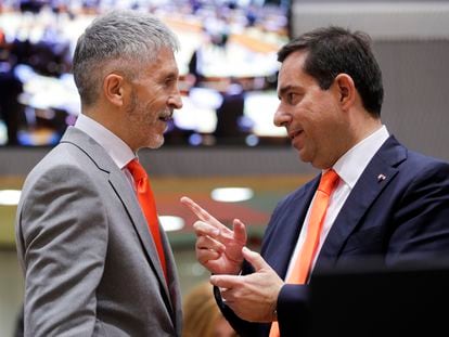 A la izquierda, el ministro de Interior español, Fernando Grande-Marlaska, hablando con su el responsable griego de migración, Notis Mitarachi.